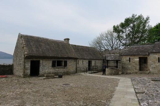 Inner courtyard (i)